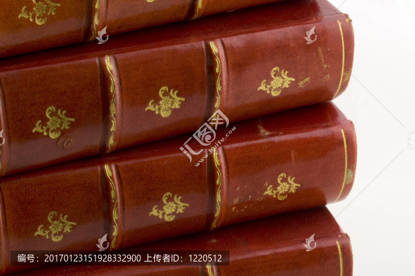 在黃金雕刻的紅色皮革舊書堆
