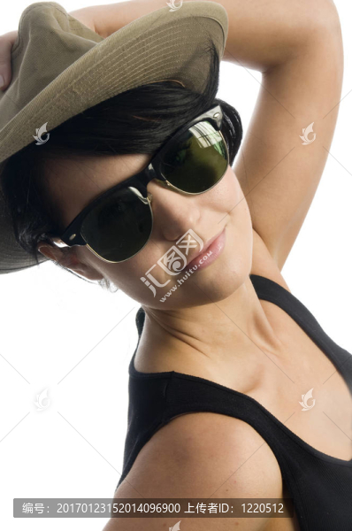 迷人的年輕性感女人戴帽子和太陽鏡
