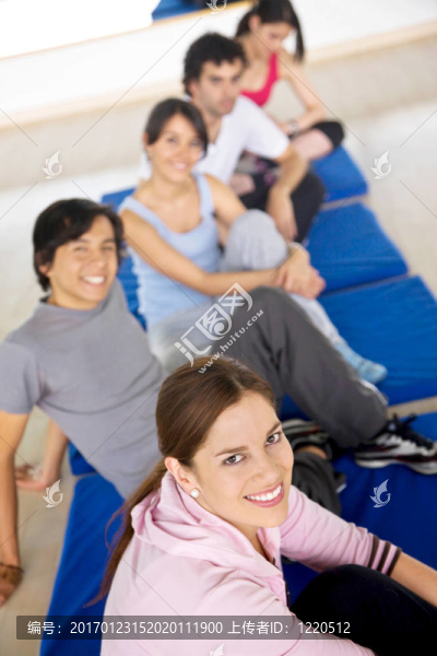 健身房的人微笑
