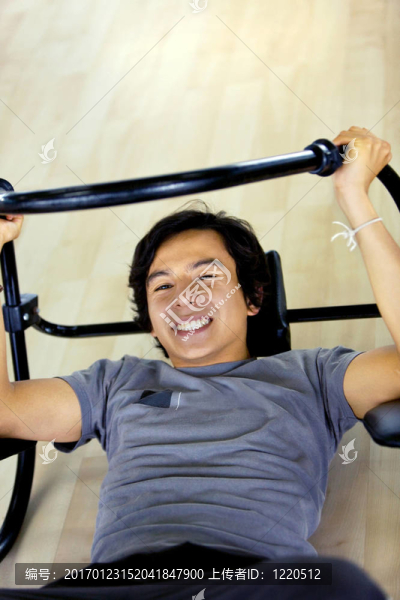 做坐著的男人