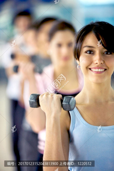女孩舉起小freeweights