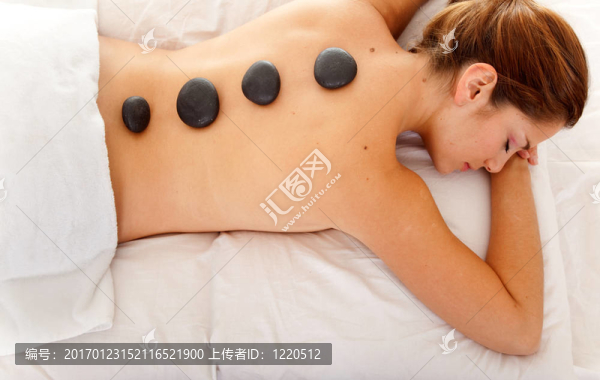 在一個水療中心的女人