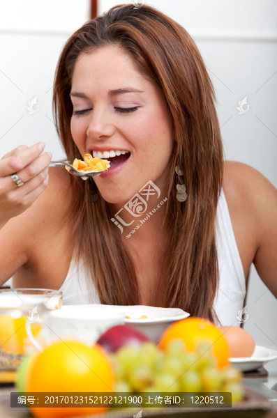 女人吃早餐