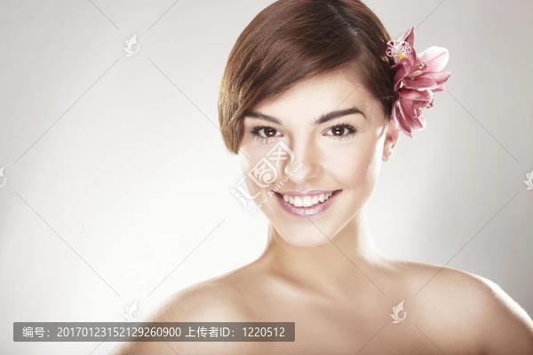 快樂(lè)的年輕女子與蘭花