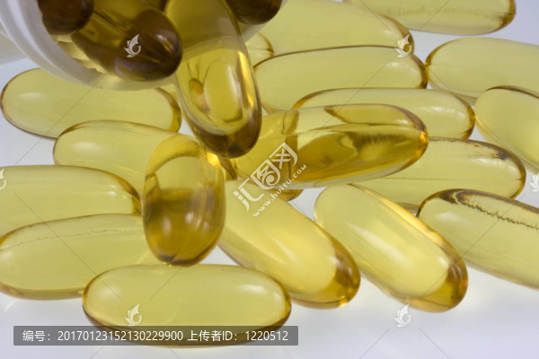 從罐子里溢出的魚油膠囊