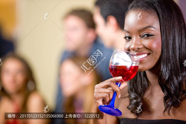喝雞尾酒的女人