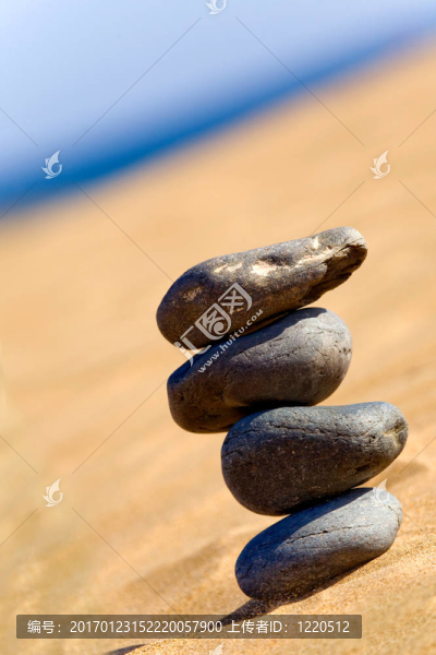 海灘上的平衡石