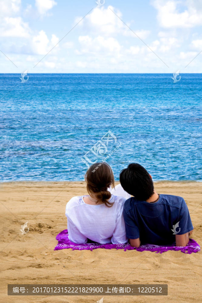 浪漫的情侶在海灘上放松