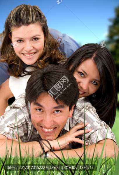 幸福的家庭在戶外