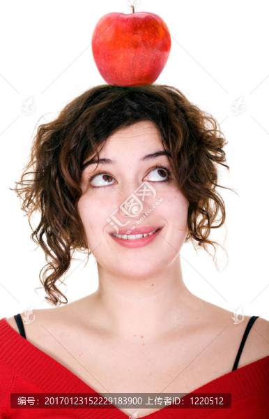 女孩，她的頭上有一個蘋果