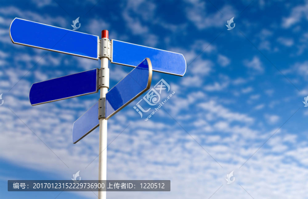 空的街道標(biāo)志在藍(lán)色的天空