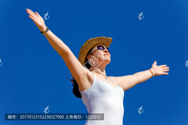 張開雙臂擁抱藍(lán)天的女孩-自由