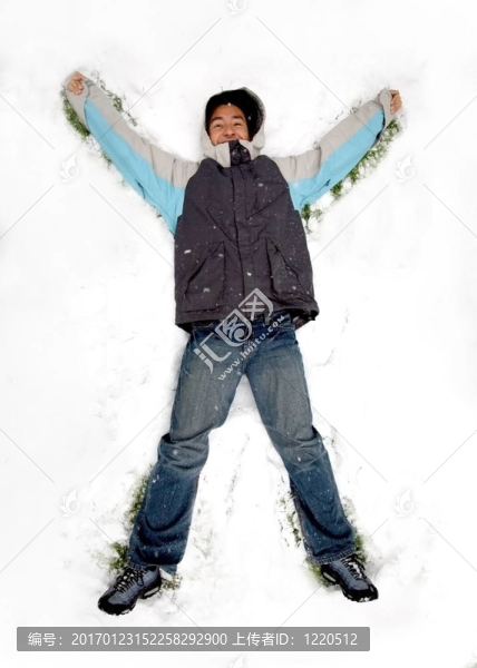 在雪中玩的人