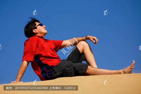 男子在海灘上放松