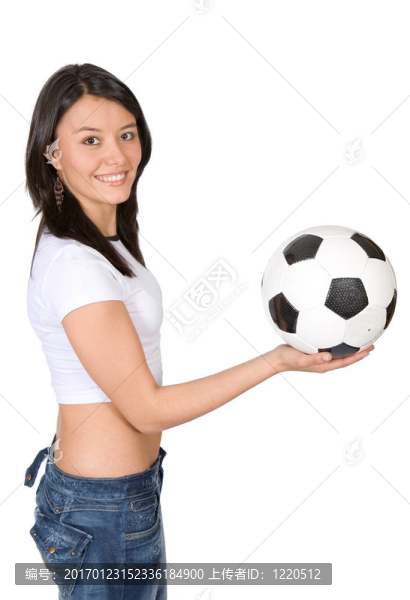 女孩拿著一個足球