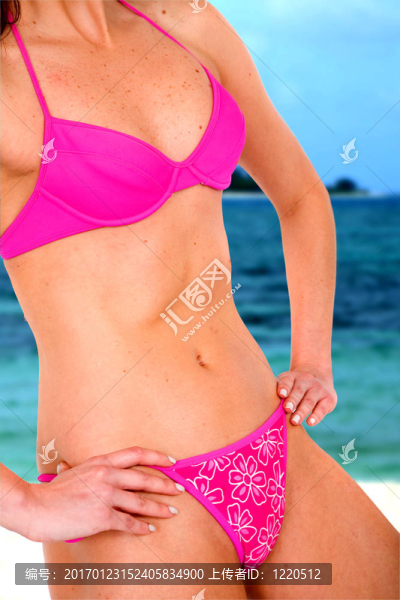 美麗的女性身體在海灘上