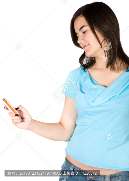 一個(gè)在手機(jī)上發(fā)短信的臨時(shí)女孩