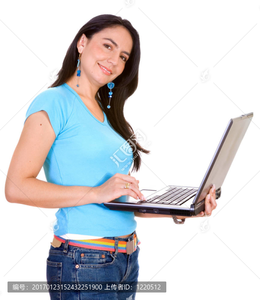帶筆記本電腦的隨便的女孩