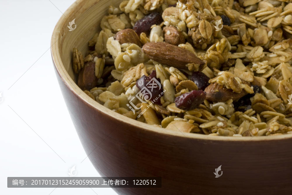 用草莓和杏仁天然麥片碗