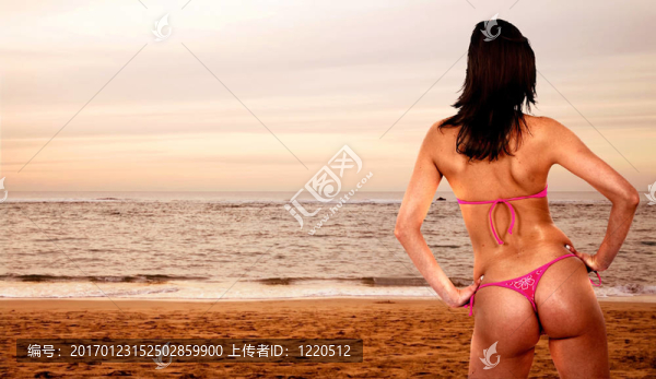 在沙灘上比基尼女孩