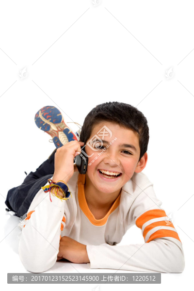 孩子在電話里交談