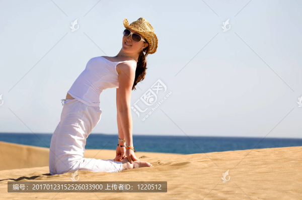 女孩在海灘上鍛煉