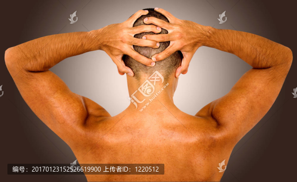 肌肉發(fā)達(dá)的人展示他的背部肌肉