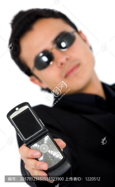在黑色的人顯示一個電話
