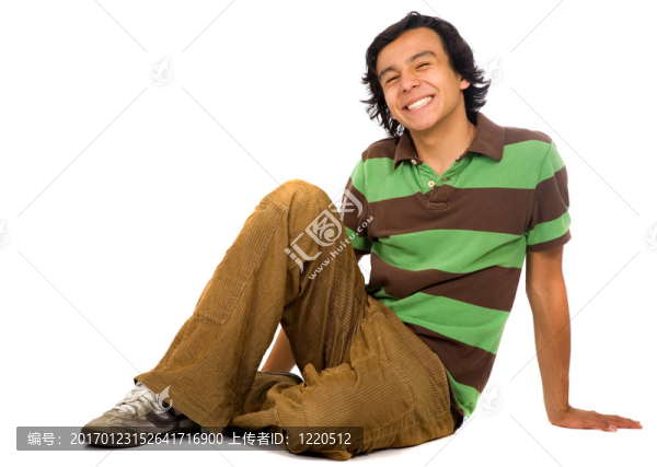 隨便的家伙在地板上帶著大大的笑容