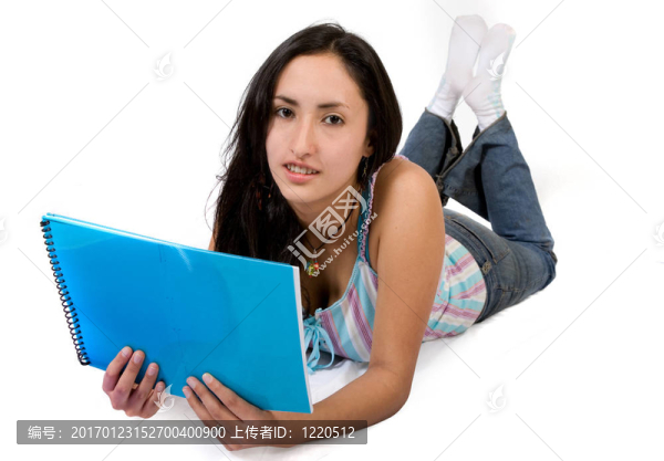 學生在地板上看書