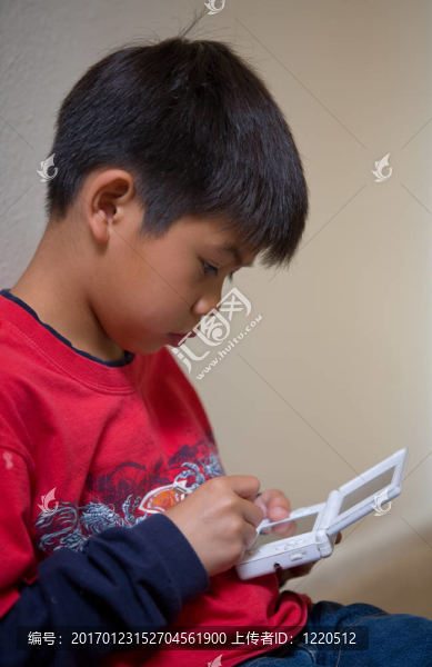 男孩玩視頻游戲