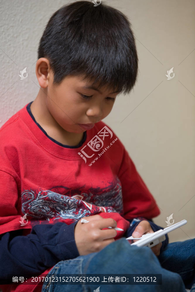 男孩玩視頻游戲