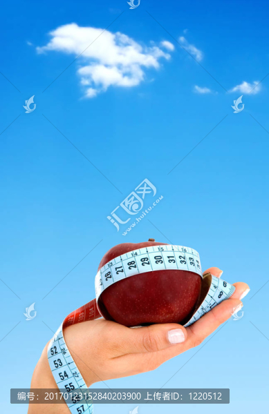 手拿著一個蘋果