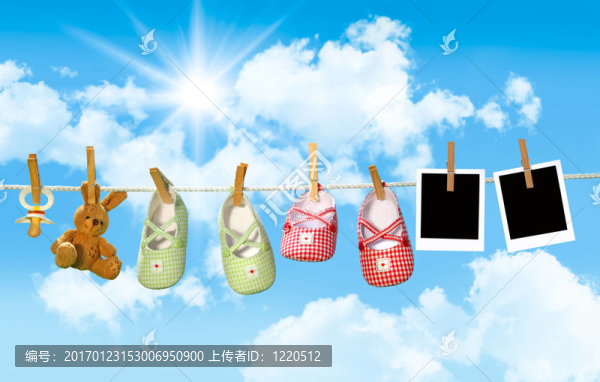 嬰兒鞋；奶嘴和玩具熊在晾衣繩上