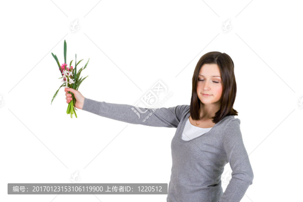 女人站著，捧著花