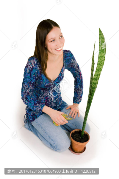 女澆花盆