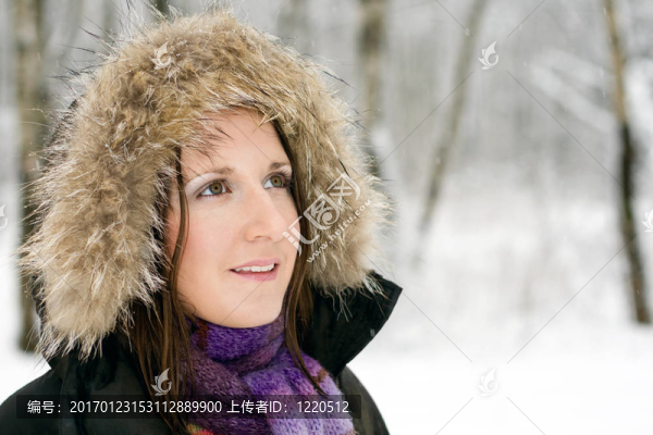在森林里的女人有毛皮頭巾