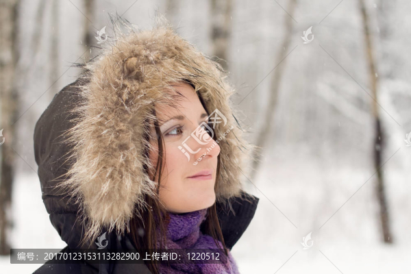 在森林里的女人有毛皮頭巾