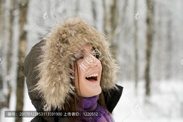 在森林里的女人有毛皮頭巾