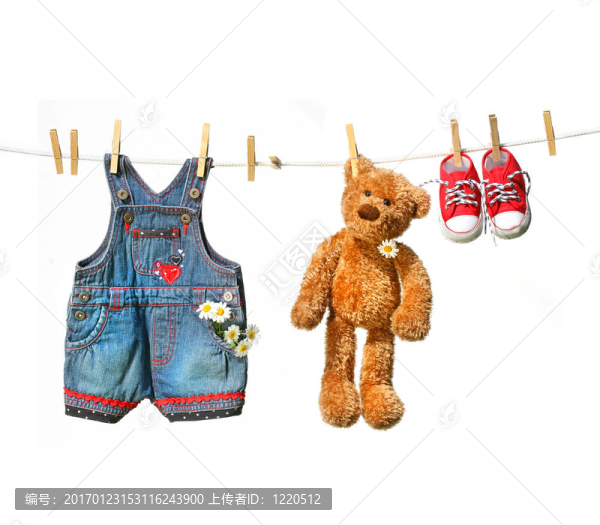 孩子的衣服在晾衣繩上的泰迪熊