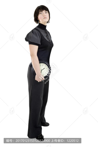 cacasian女人抱著墻上的時(shí)鐘
