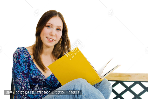 坐在黃色書上的女人