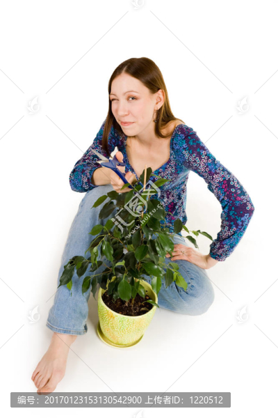 婦女坐在地板切割廠