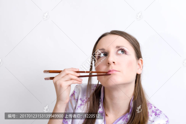 女士用筷子吃壽司