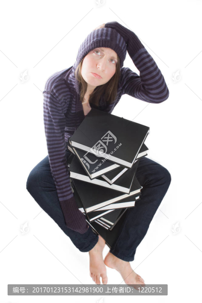 困惑的女人與堆棧的書(shū)籍