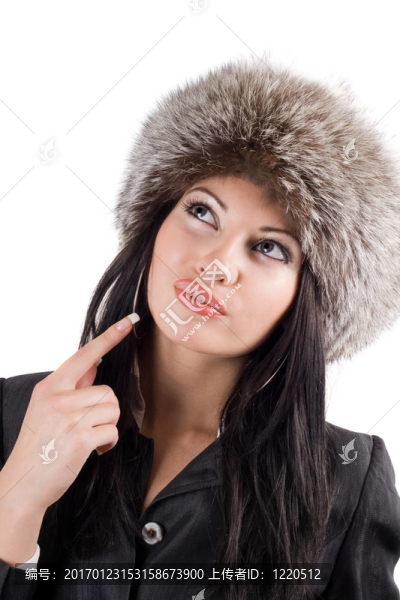 戴帽子的年輕女人肖像。白色背景中分離