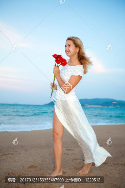 帶花的年輕女人