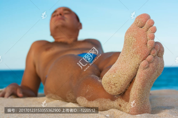 男子在海灘上放松