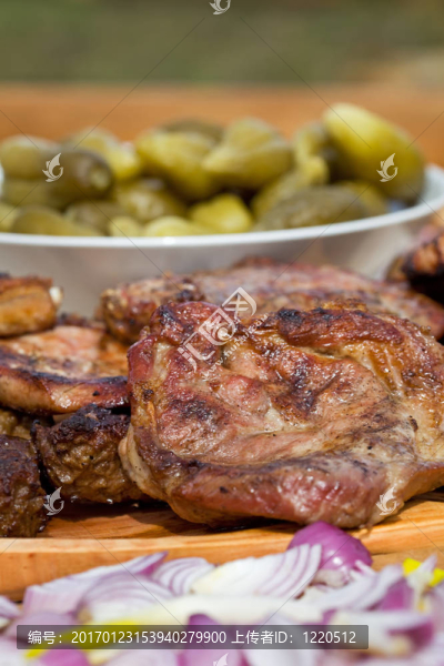 燒烤豬肉、洋蔥和腌菜