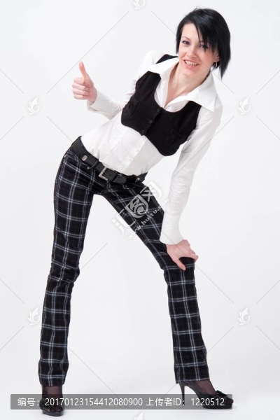 微笑的年輕女人豎起大拇指